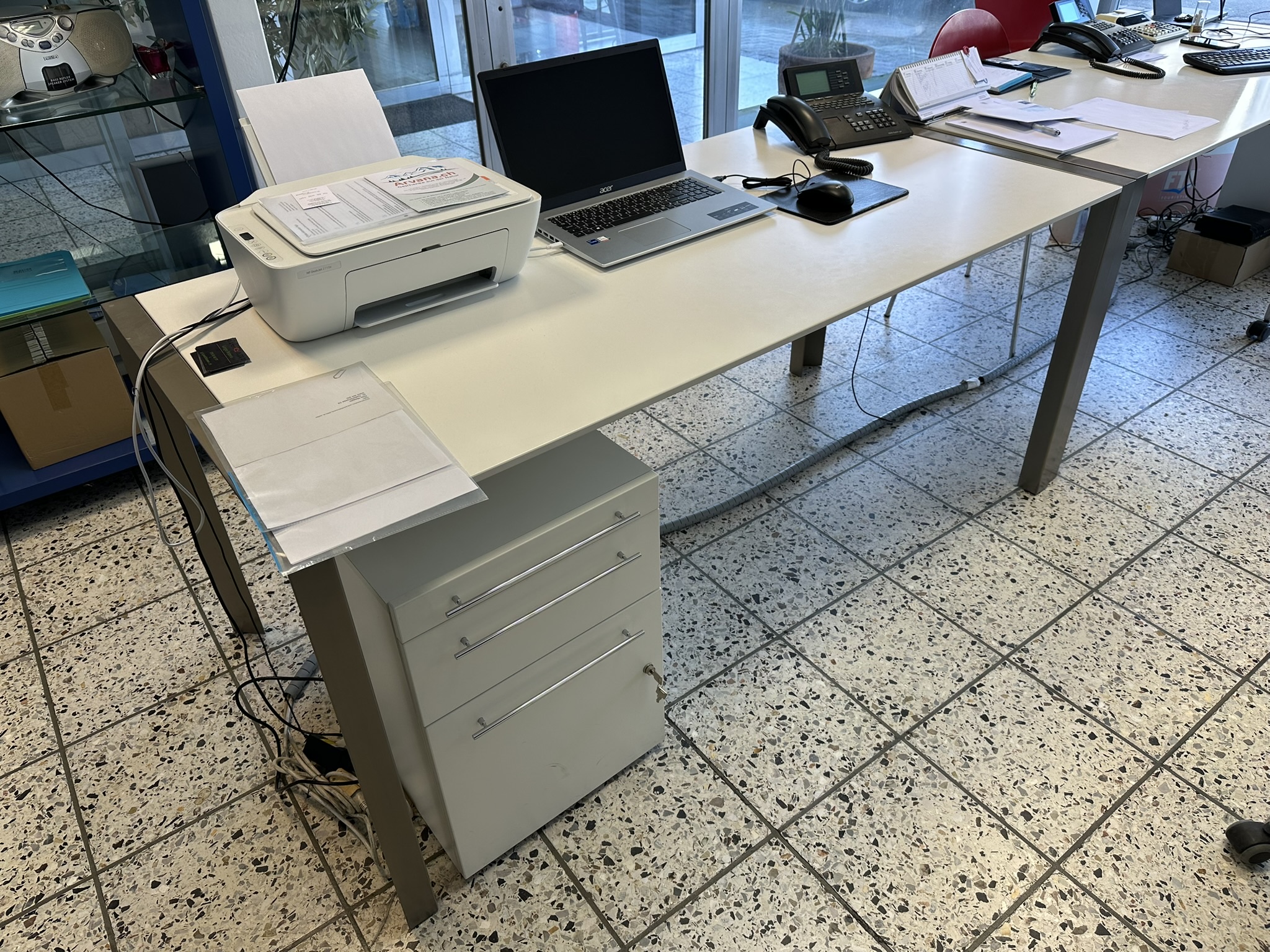 Schreibtisch mit Unterbau