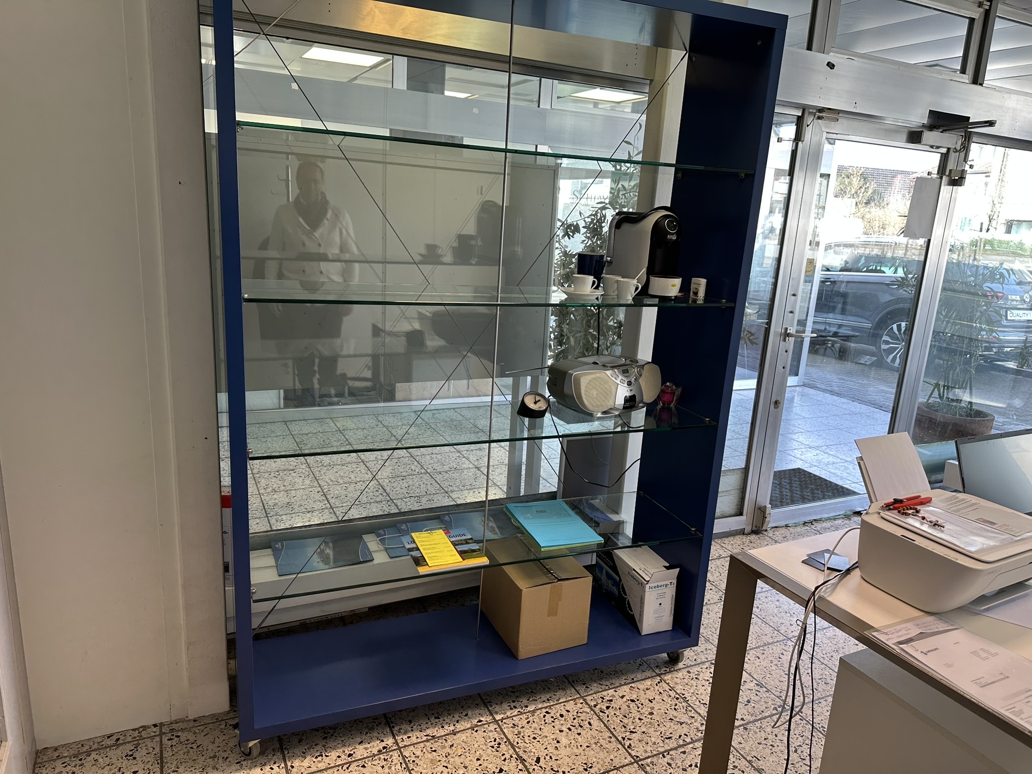 Rollgestell mit Glastablaren